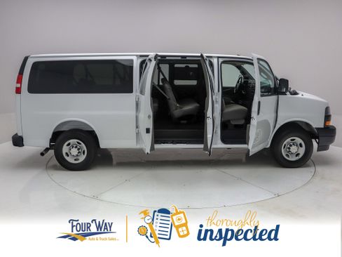 Used 2025 Chevrolet Express 3500 LS image 3