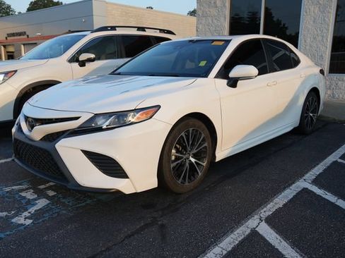 Used 2018 Toyota Camry SE w/ Moonroof Package FWD image 6