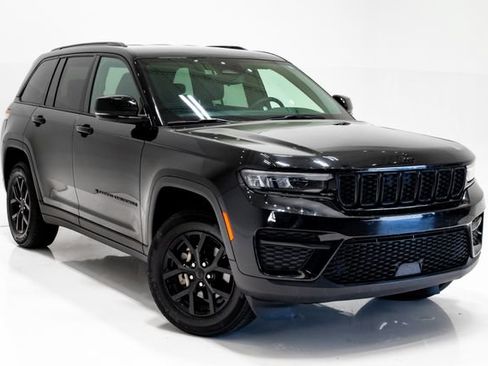 Used 2024 Jeep Grand Cherokee Altitude AWD/4WD image 6