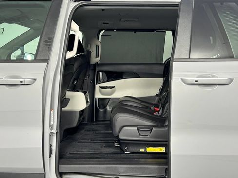 Used 2024 Kia Carnival EX FWD image 16