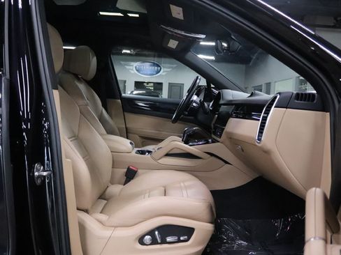 Used 2020 Porsche Cayenne E-HYBRID w/ Premium Plus Package image 23