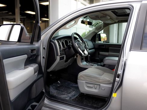 Used 2017 Toyota Sequoia SR5 AWD/4WD image 26