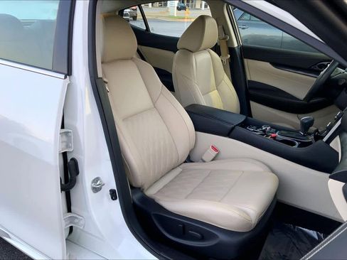 Used 2023 Nissan Maxima Platinum w/ Sport Mat Group FWD image 8