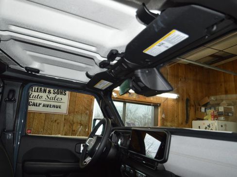 Used 2025 Jeep Wrangler Unlimited Sahara image 10