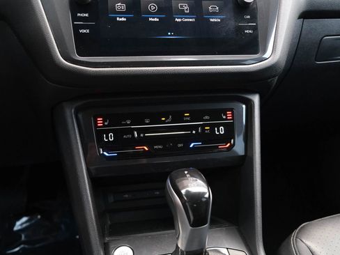Used 2023 Volkswagen Tiguan SE image 40
