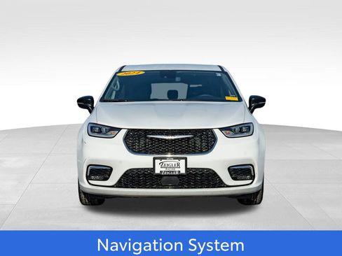 Used 2024 Chrysler Pacifica Select image 2