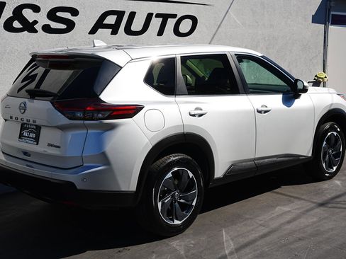 Used 2024 Nissan Rogue SV image 4