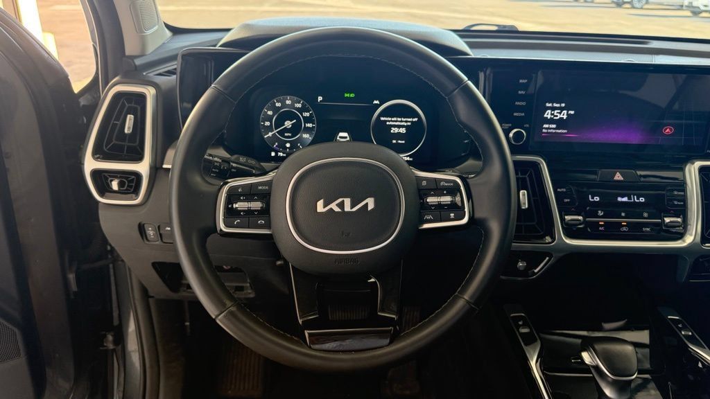 Used 2023 Kia Sorento SX AWD/4WD image 3