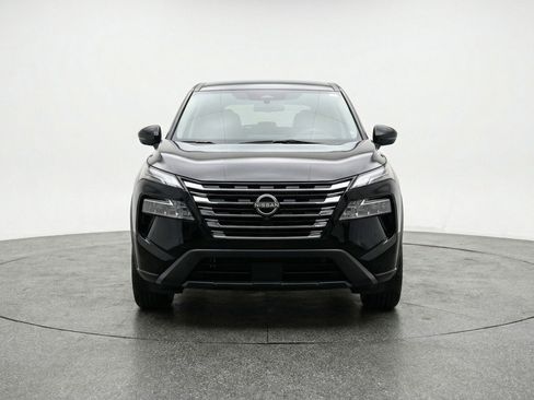 Used 2025 Nissan Rogue SV image 2