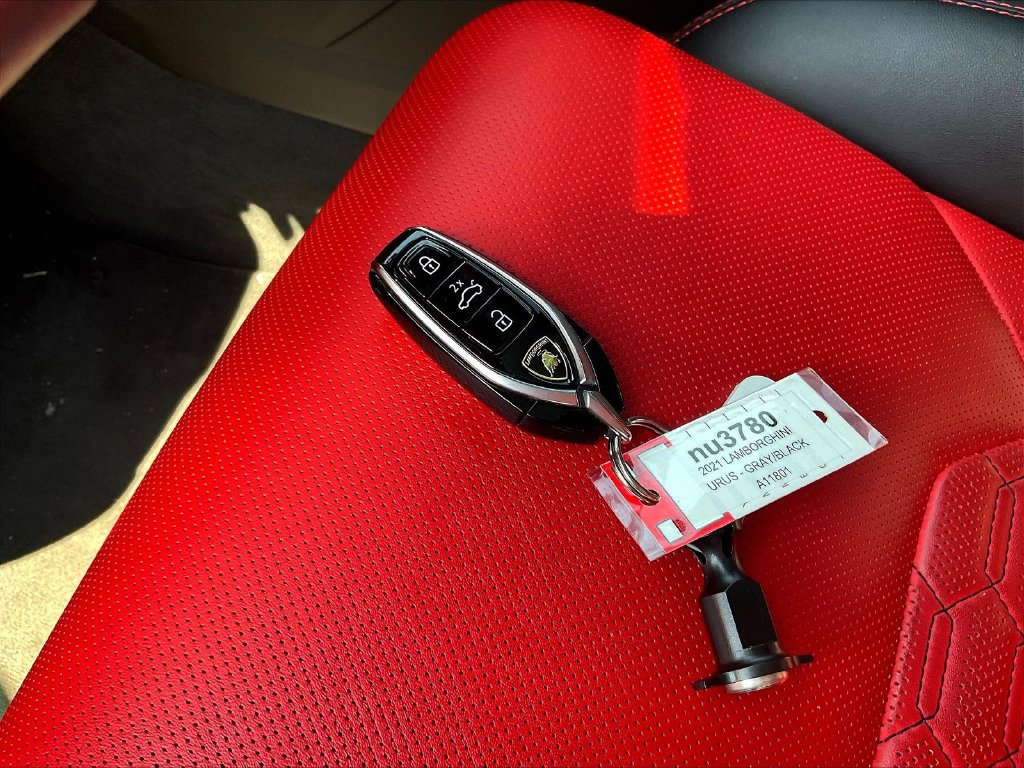 Used 2021 Lamborghini Urus AWD/4WD image 33