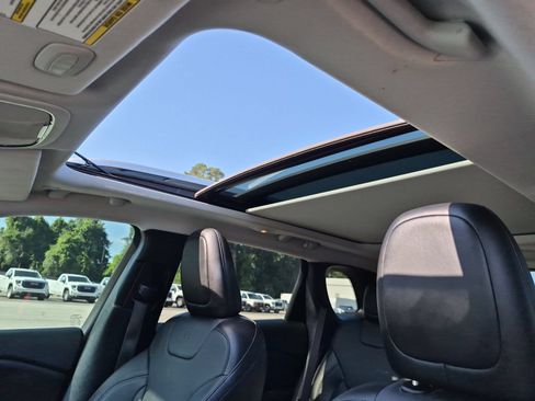 Used 2021 Jeep Cherokee Limited w/ Elite Package FWD image 19