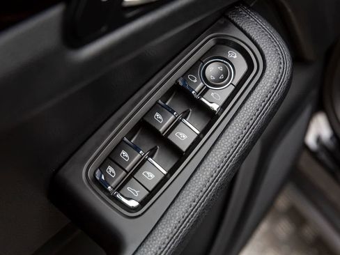 Used 2022 Porsche Macan image 24