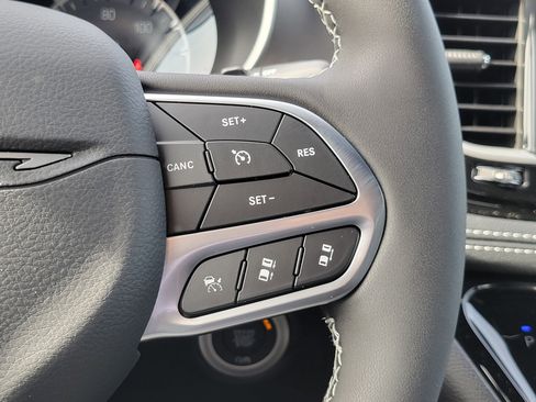 New 2027 Chrysler Pacifica Select AWD/4WD image 13