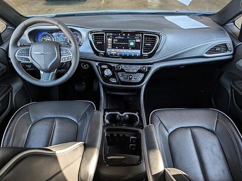 Used 2026 Chrysler Pacifica Limited FWD image 3