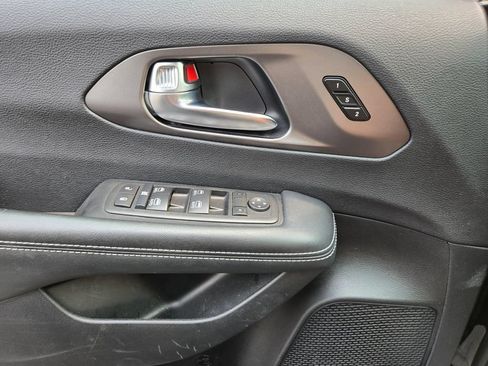 Used 2025 Chrysler Pacifica Select FWD image 22