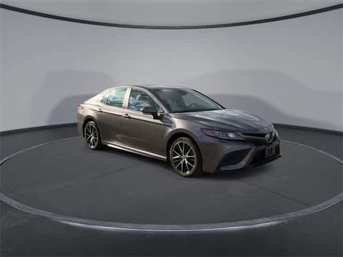 Used 2023 Toyota Camry SE image 2