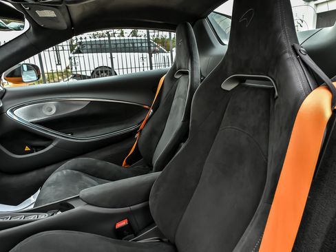 Used 2025 McLaren Artura Spider RWD image 24