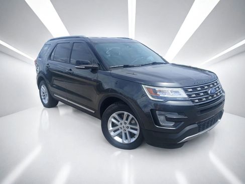 Used 2017 Ford Explorer XLT FWD image 1