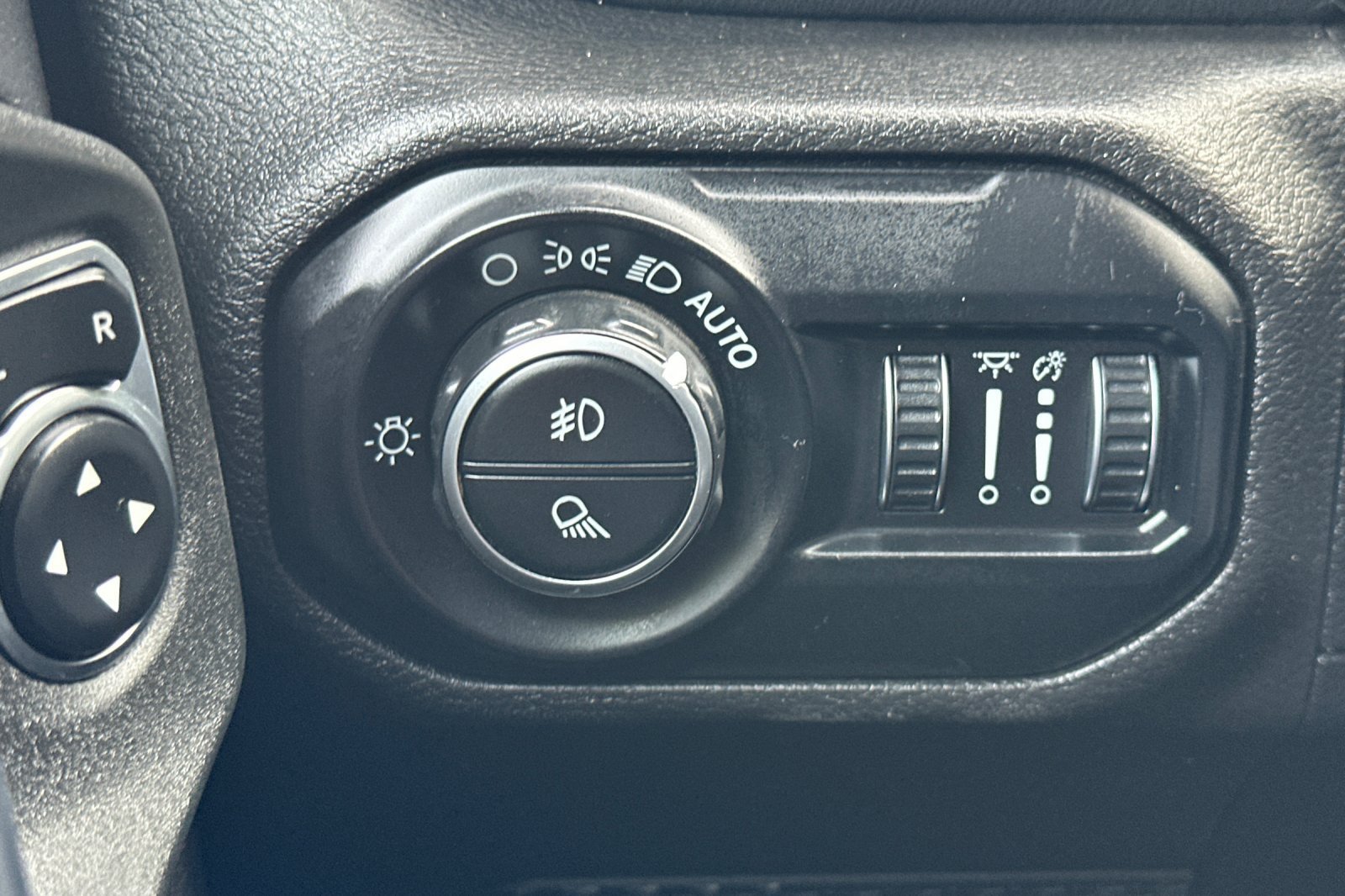 Used 2020 Jeep Gladiator Overland AWD/4WD image 31