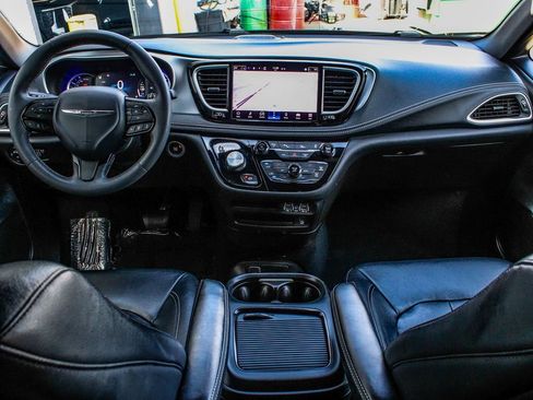Used 2022 Chrysler Pacifica Touring-L w/ Uconnect Theater Family Group FWD image 36