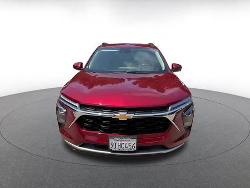 Used 2025 Chevrolet Trax LT w/ LT Convenience Package FWD image 3