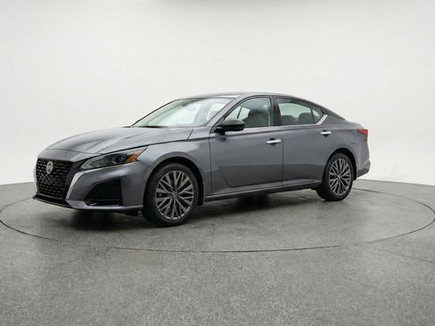 Used 2025 Nissan Altima 2.5 SV image 3