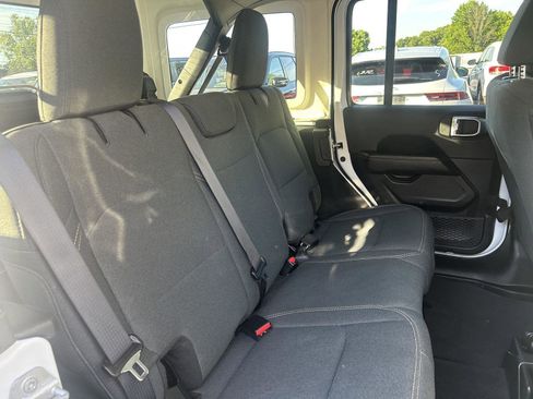 Used 2025 Jeep Wrangler Unlimited Sahara AWD/4WD image 11