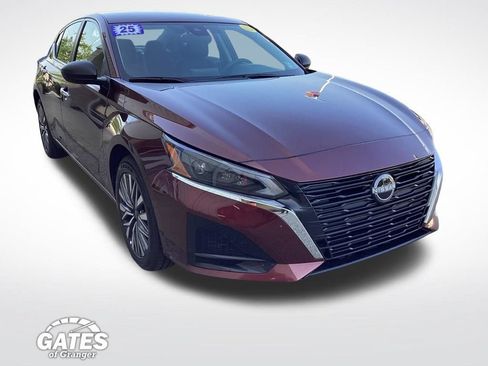 Used 2025 Nissan Altima 2.5 SV AWD/4WD image 1