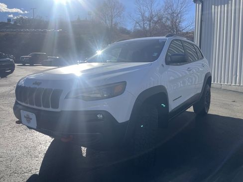 Used 2019 Jeep Cherokee Trailhawk image 3