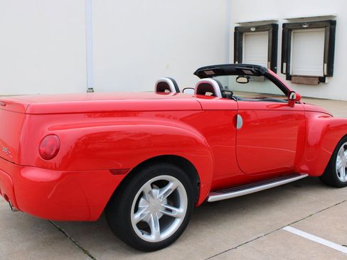 Used 2004 Chevrolet SSR w/ Preferred Equipment Group RWD image 30