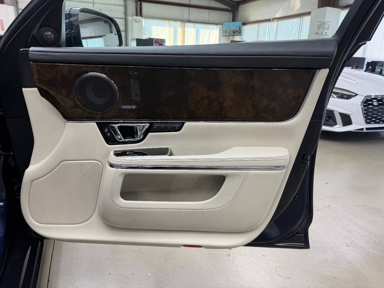 Used 2019 Jaguar XJ L Portfolio AWD/4WD image 16