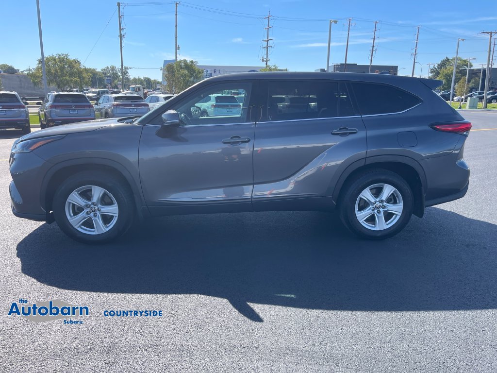 Used 2021 Toyota Highlander LE AWD/4WD image 2