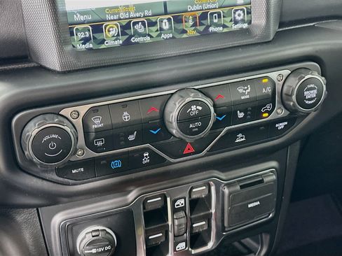 Used 2022 Jeep Wrangler Unlimited Sahara w/ Cold Weather Group AWD/4WD image 20