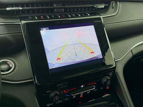 Used 2023 Jeep Grand Cherokee Laredo image 16