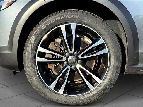 Used 2019 Volvo V90 T5 Cross Country w/ Protection Package Premier image 10