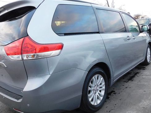 Used 2012 Toyota Sienna XLE image 13