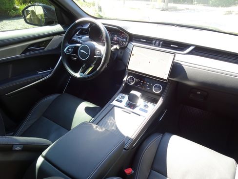 Certified 2025 Jaguar F-PACE R-Dynamic S image 22