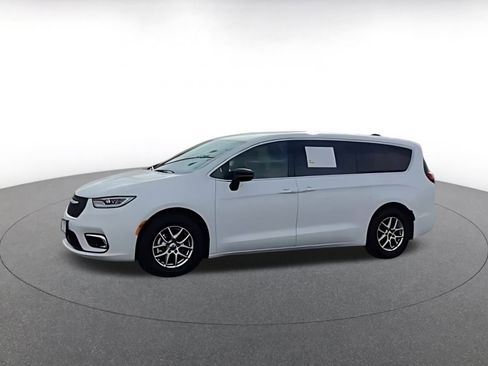 Used 2025 Chrysler Pacifica Select image 11
