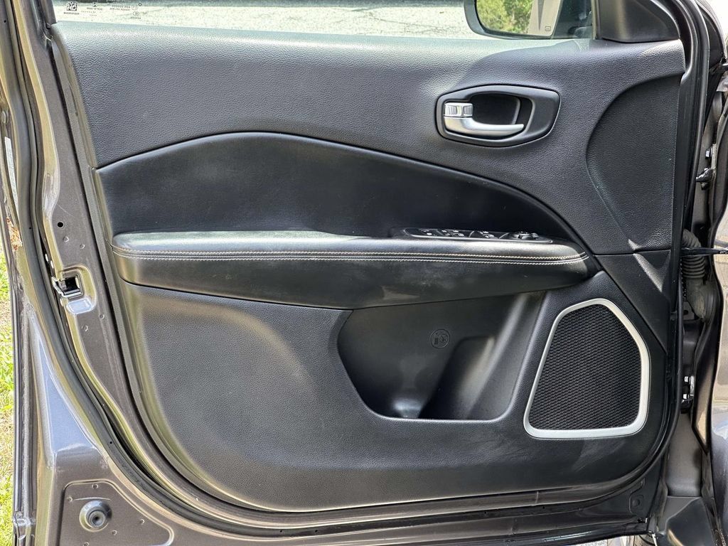 Used 2018 Jeep Compass Latitude AWD/4WD image 15