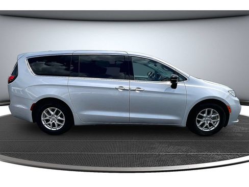 Used 2024 Chrysler Pacifica Touring-L FWD image 13