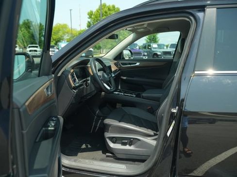 Used 2025 Volkswagen Atlas SE FWD image 11