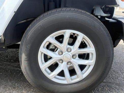 Used 2017 Jeep Wrangler Sahara w/ Connectivity Group image 9