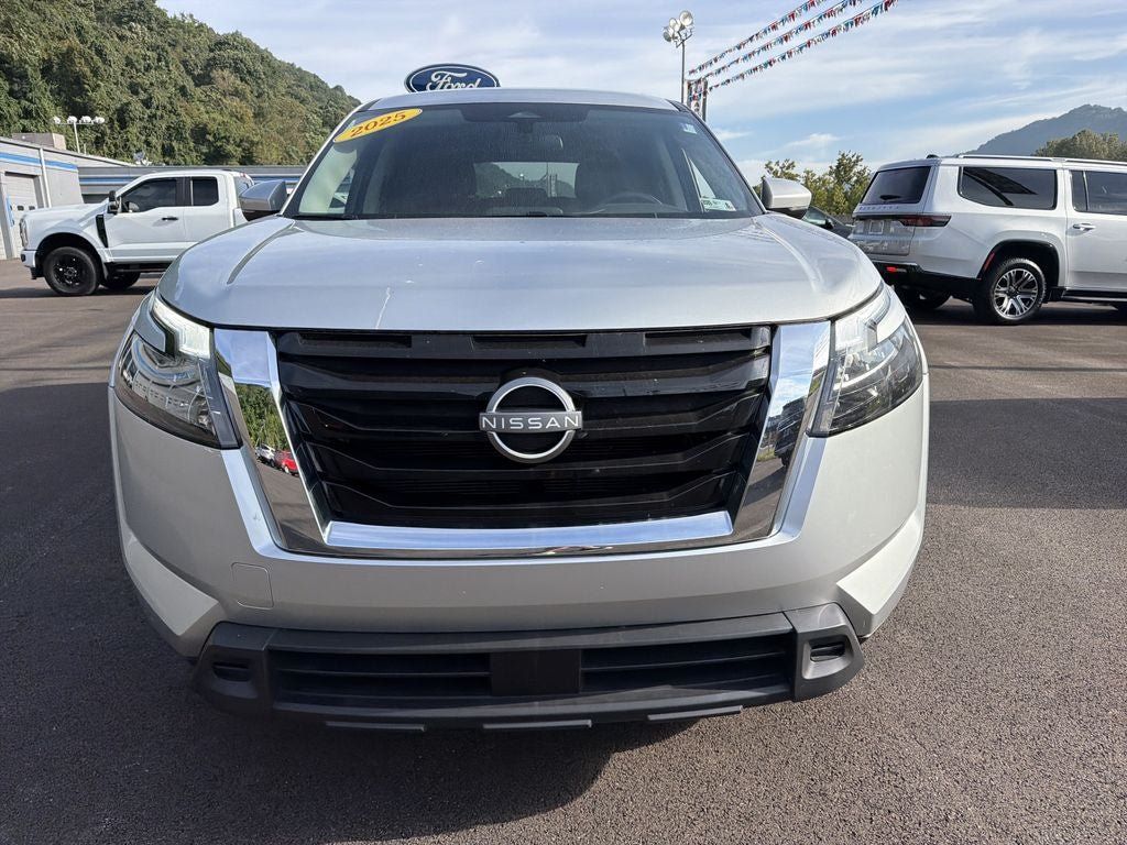 Used 2025 Nissan Pathfinder SV AWD/4WD image 11