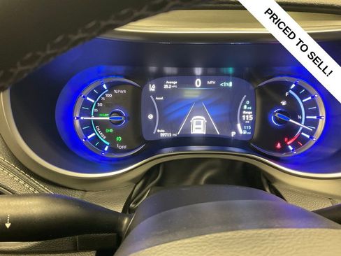 Used 2024 Chrysler Pacifica Premium image 2