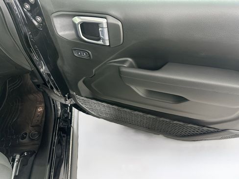 Used 2023 Jeep Wrangler Unlimited w/ Sun & Screen Package image 31