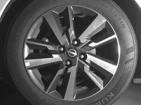 Used 2025 Nissan Versa SV image 12