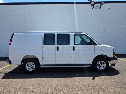 Used 2025 GMC Savana 2500 RWD image 4