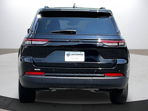 Certified 2024 Jeep Grand Cherokee Altitude AWD/4WD image 8
