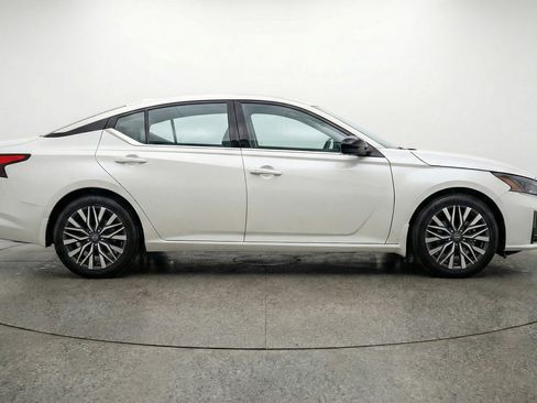 Used 2025 Nissan Altima 2.5 SV image 8