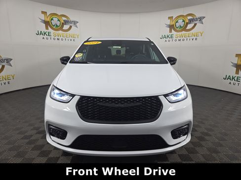 Certified 2024 Chrysler Pacifica Limited w/ Uconnect Theater Family Group image 3